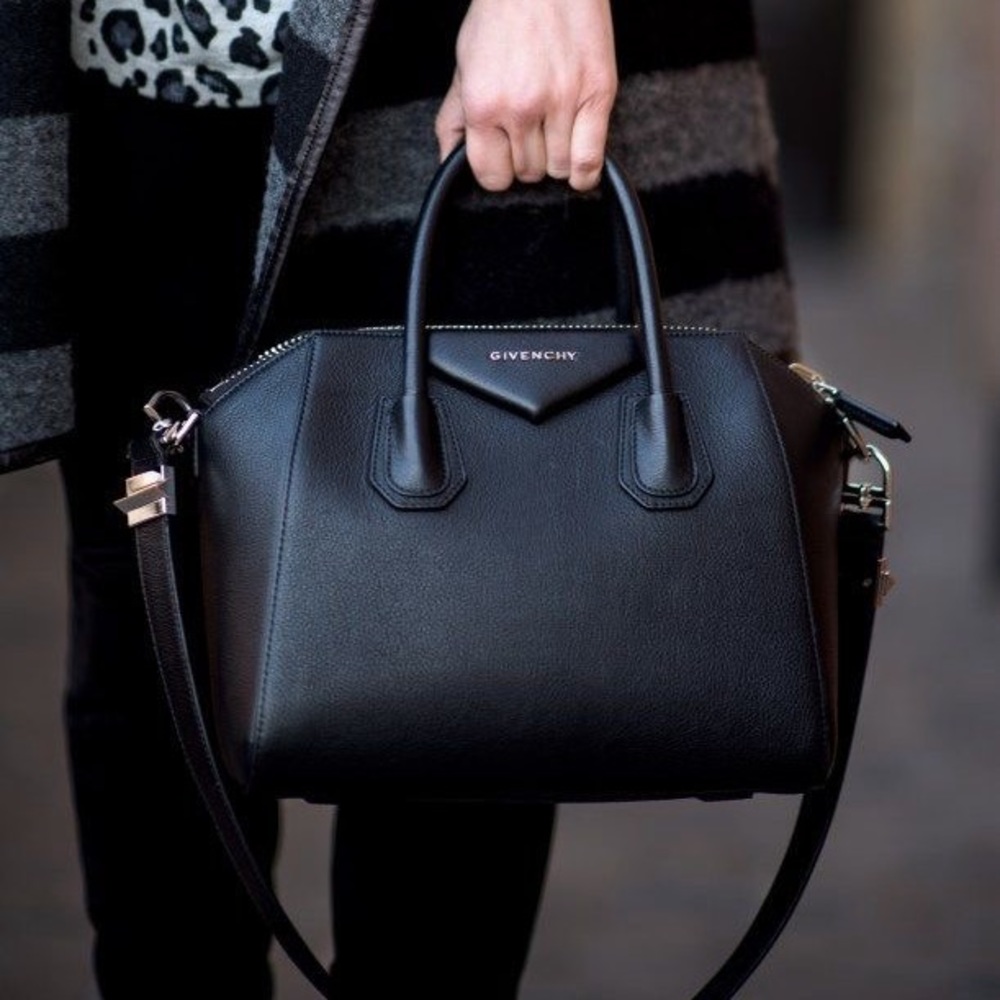 Givenchy
Antigona Medium Top Handle Bag in Grained Leather - Picture 3 of 15